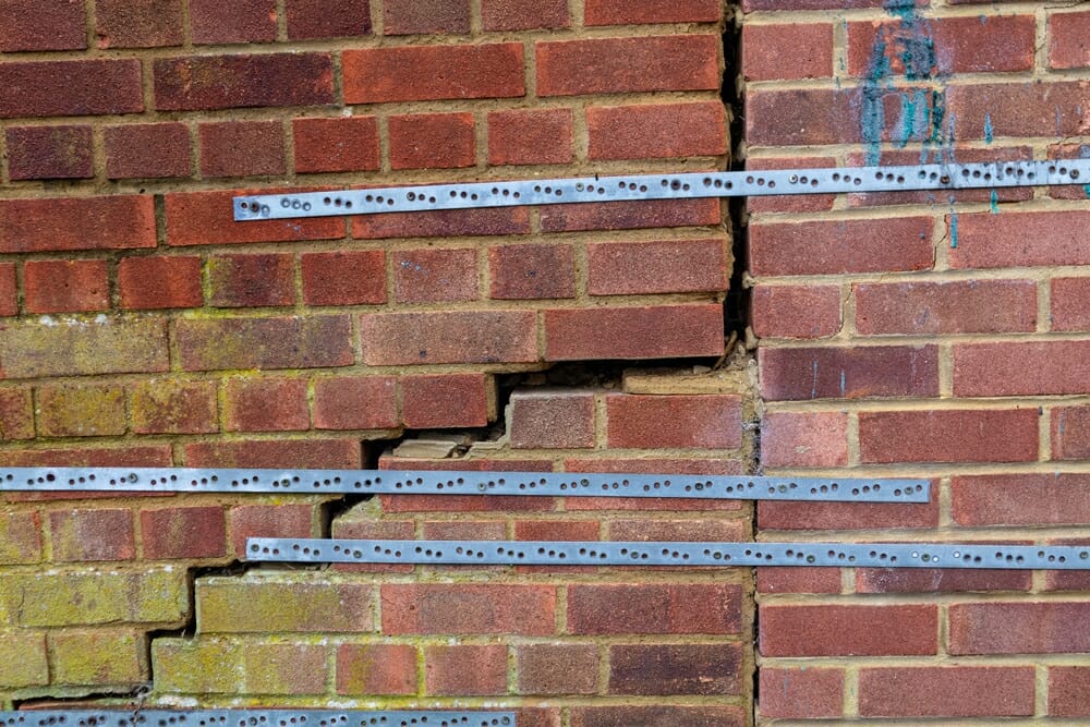 Severe,Cracking,Due,To,Subsidence,In,A,Red,Brick,Wall